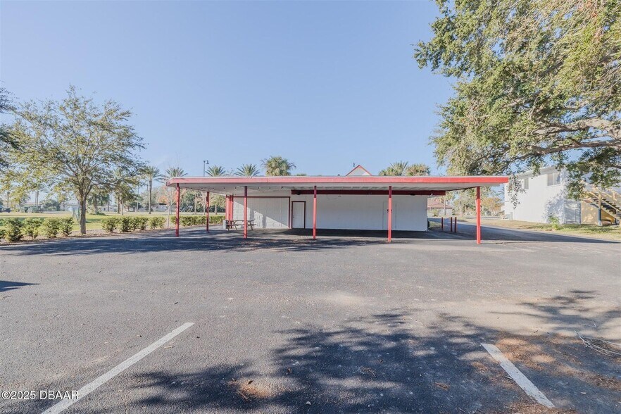 More Photos Of 1903 S Ridgewood Ave, Daytona Beach Bar For Sale