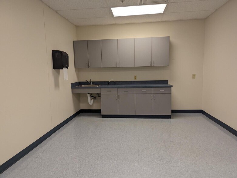 More Photos Of 15 Tech Valley Dr, East Greenbush Flex For Lease