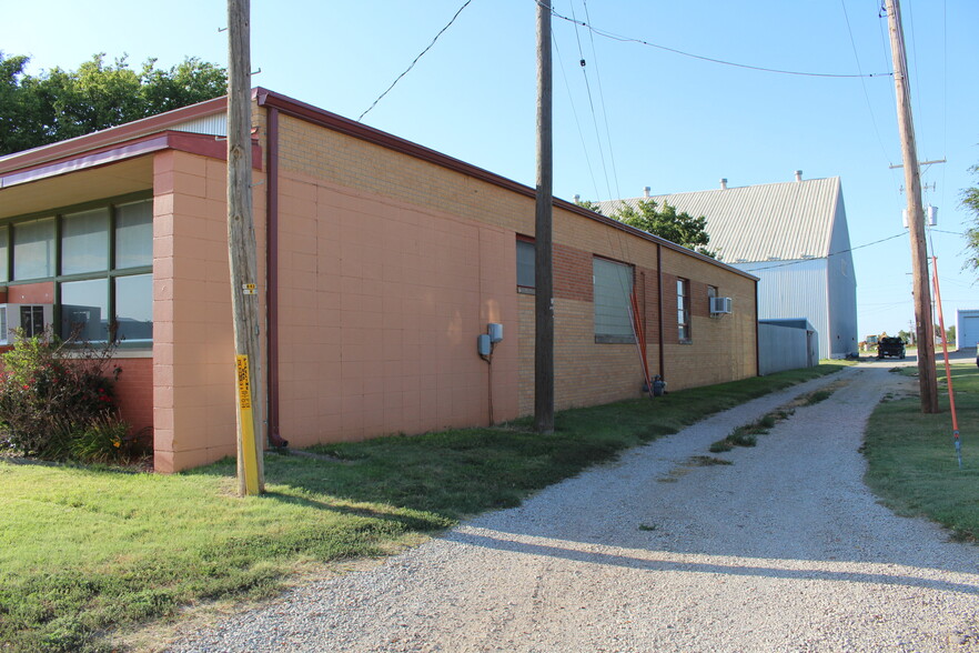 More Photos Of 112 Barclay Ave, Wa Keeney Veterinarian Kennel For Sale