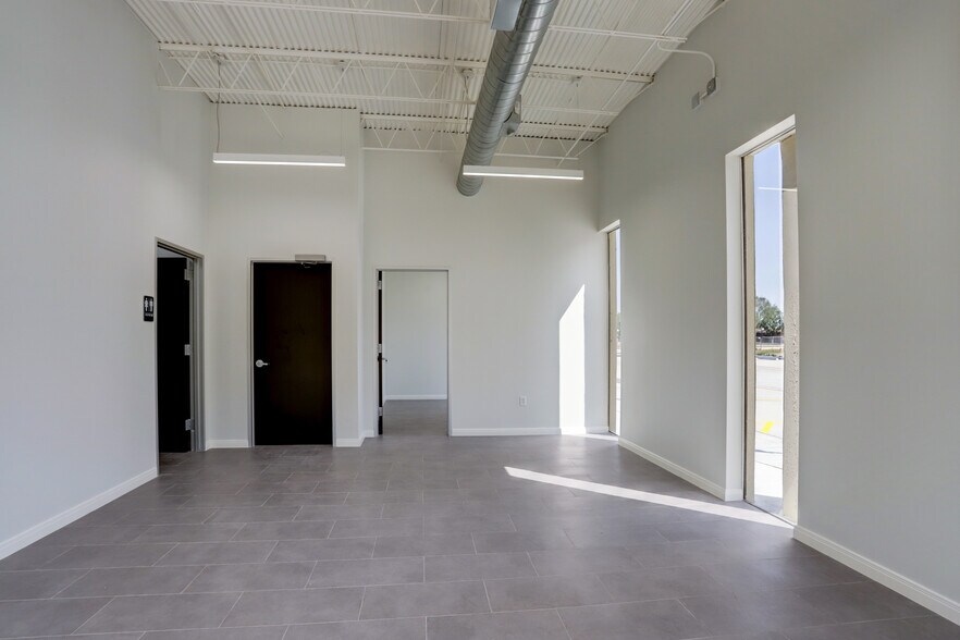 More Photos Of 9000 Parkwest Dr, Houston Light Distribution For Lease