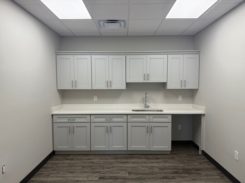 More Photos Of 3900 W Coachman Ave, Tampa Warehouse For Lease