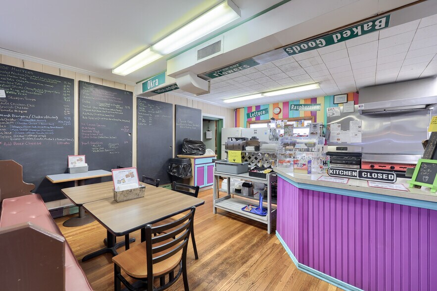 More Photos Of 157 E Broadway, Red Lion Restaurant For Sale