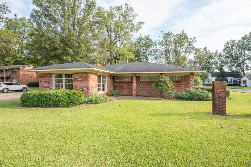 More Photos Of 900 E Broad St, West Point Office For Sale