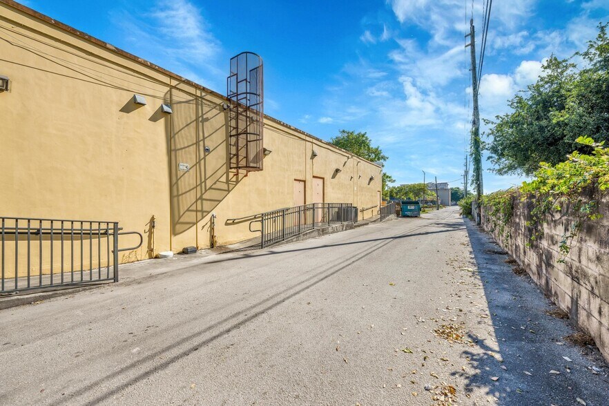 More Photos Of 13300 NW 27th Ave, Opa-locka Restaurant For Lease