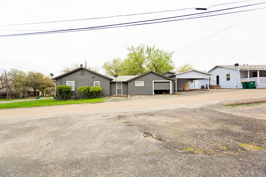 More Photos Of 415 N Main St, Belton General Retail For Sale