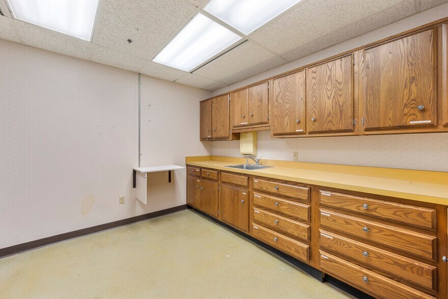 More Photos Of 1255 Engle St, Huntington Light Distribution For Sale