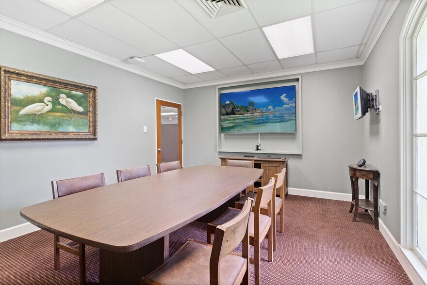 More Photos Of 2201 W Congress St, Lafayette Office For Sale