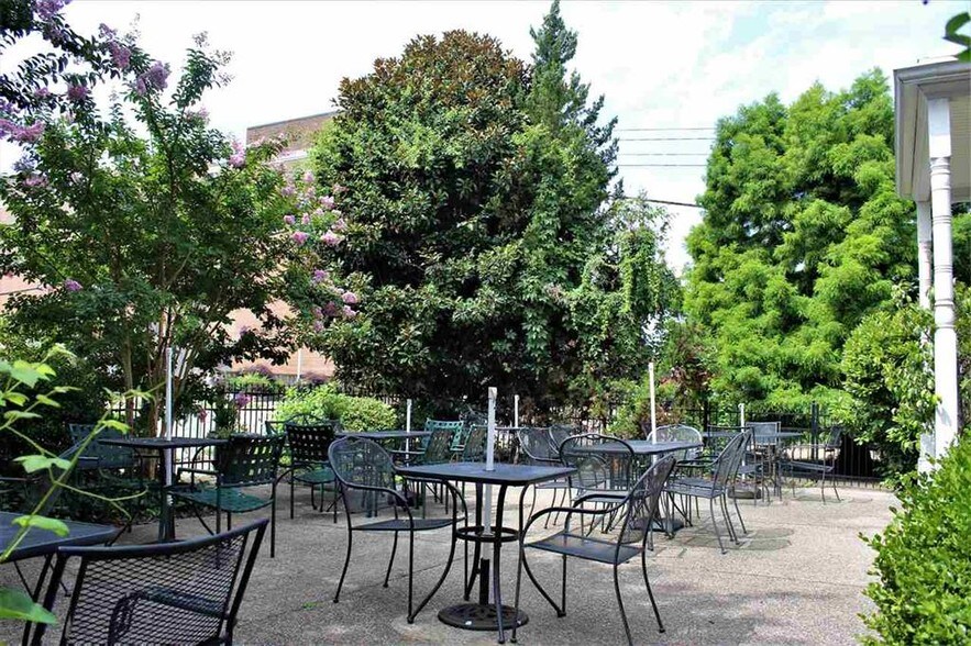 More Photos Of 1208 6th Ave, Huntington Restaurant For Sale