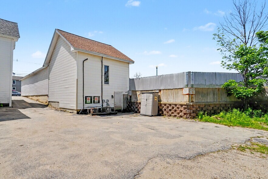 More Photos Of 11 Turnpike St, Jaffrey Freestanding For Sale