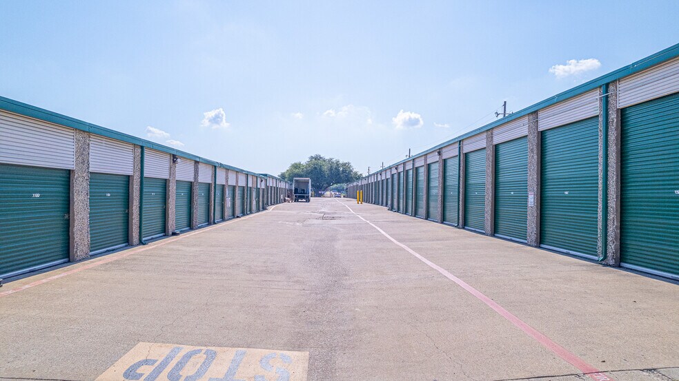 More Photos Of 4015 Belt Line Rd, Addison Self Storage For Sale