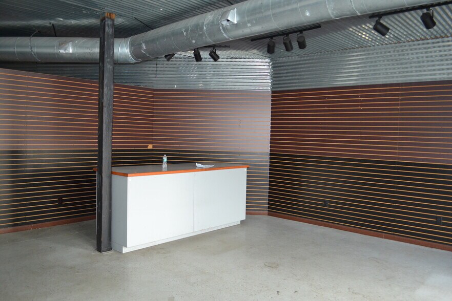 More Photos Of 2121-2123 Edgewood Dr, Lakeland Warehouse For Lease