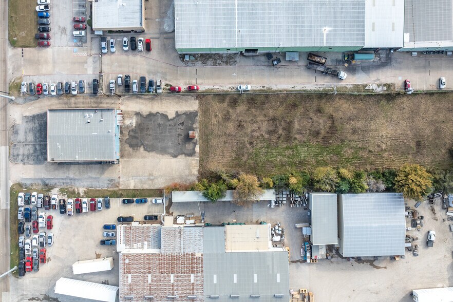 More Photos Of 912 E Walnut St, Garland Manufacturing For Lease