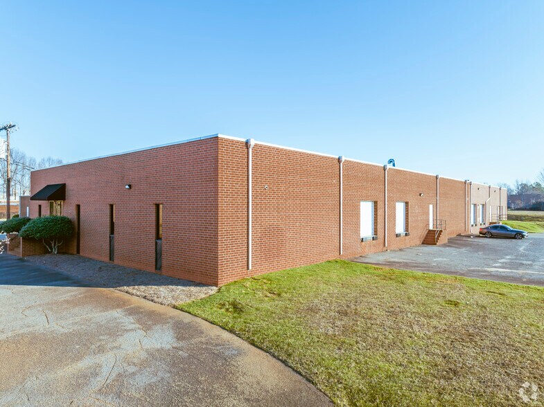 More Photos Of 619-627 Anderson St, Charlotte Light Distribution For Lease