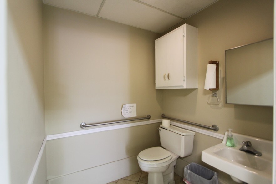 More Photos Of 421 W Tunnel Blvd, Houma Storefront For Sale