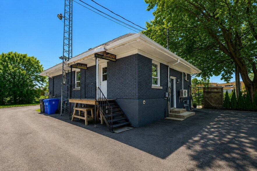 More Photos Of 5206-5212 Rue Principale, Saint-Félix-de-Valois Freestanding For Sale