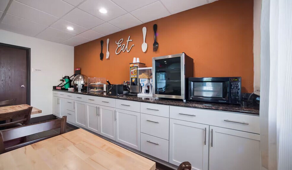 More Photos Of 1606 W Fayette Ave, Effingham Hotel For Sale