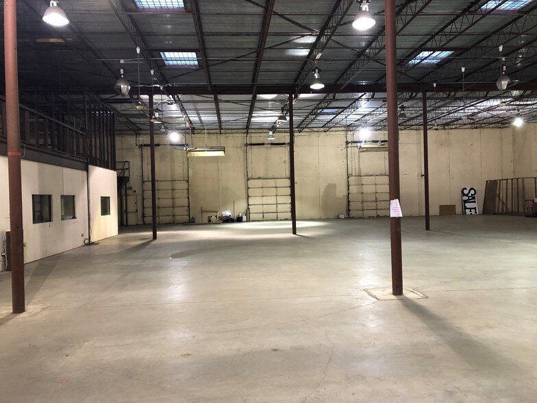 More Photos Of 6000 Yorktown Blvd, Corpus Christi Distribution For Lease
