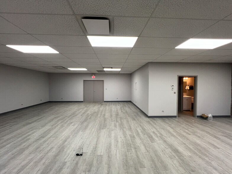 More Photos Of 1541-1543 Bourbon Pky, Streamwood Light Distribution For Lease