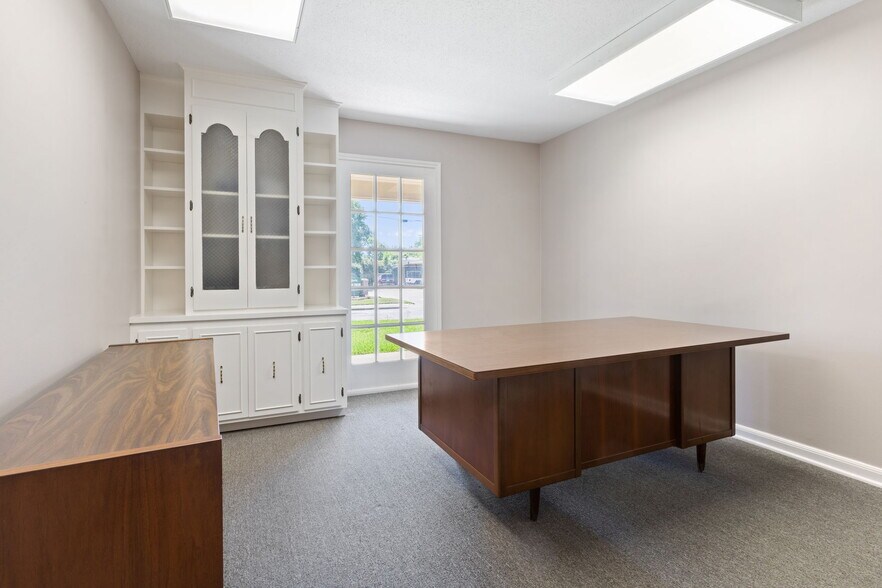 More Photos Of 2201 W Congress St, Lafayette Office For Sale