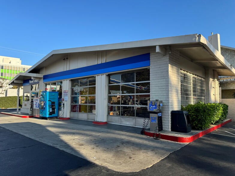 Primary Photo Of 220 W 17th St, Santa Ana Service Station For Lease