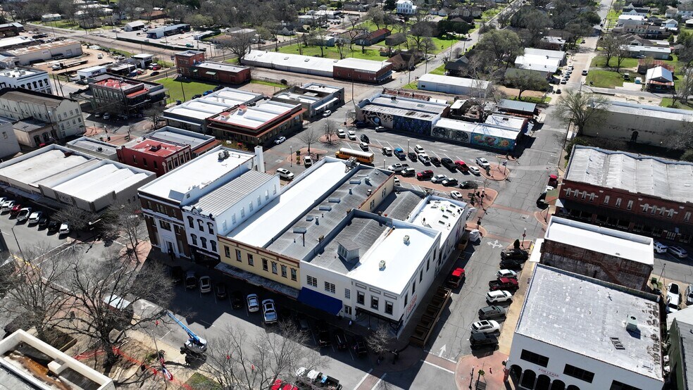 More Photos Of 104 E Alamo St, Brenham Storefront Retail Residential For Sale