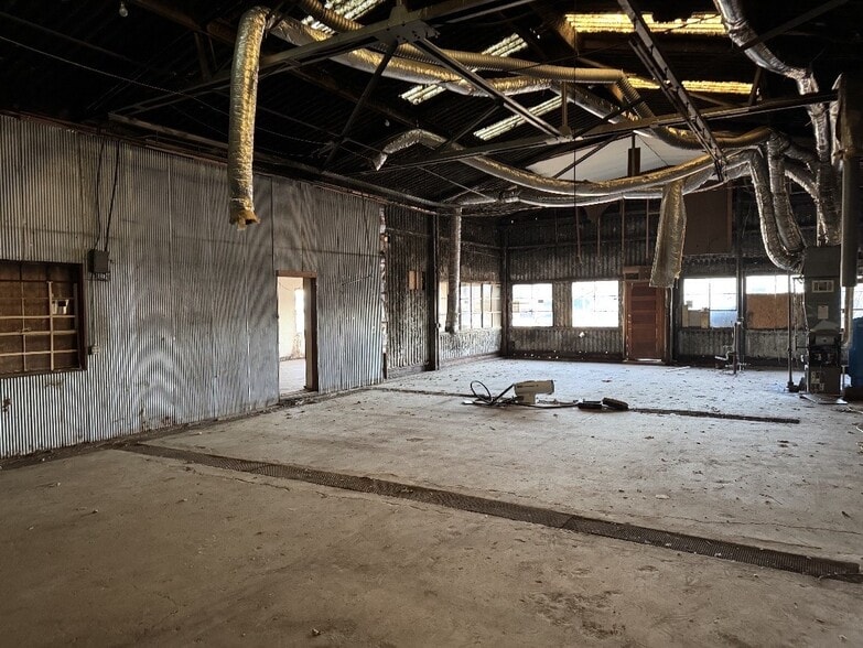 More Photos Of 6114 Lou st, Crystal Lake Warehouse For Lease