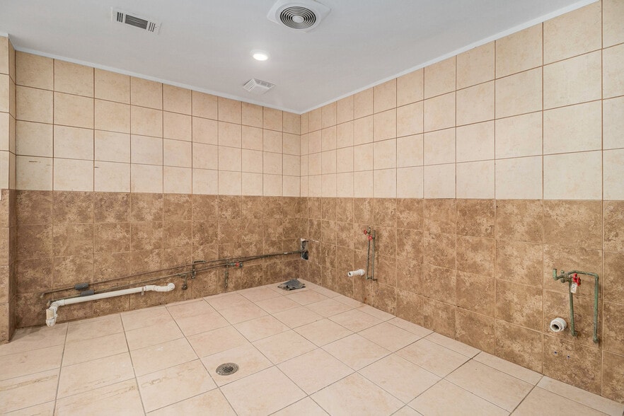 More Photos Of 324 E Paces Ferry Rd NE, Atlanta Storefront Retail Office For Lease