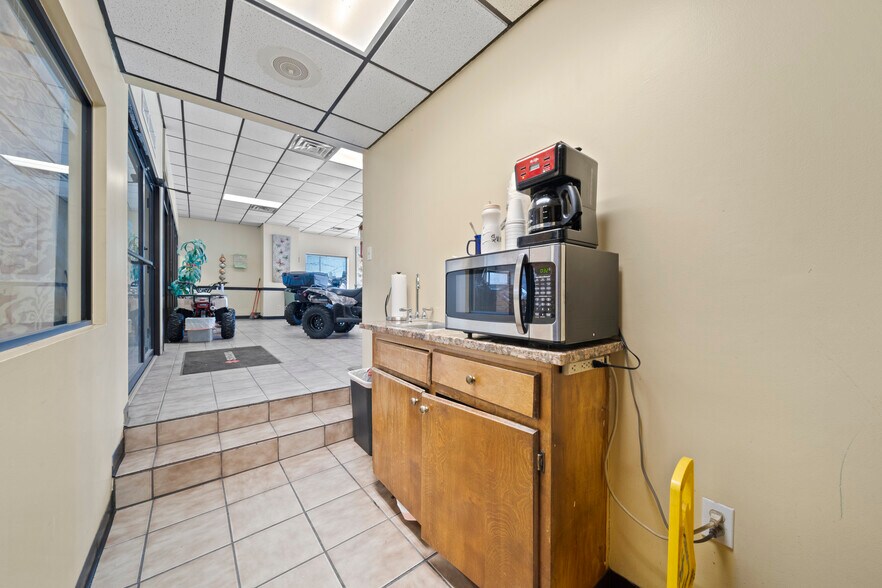 More Photos Of 2007-2015 E 11th St, Tulsa Auto Dealership For Sale