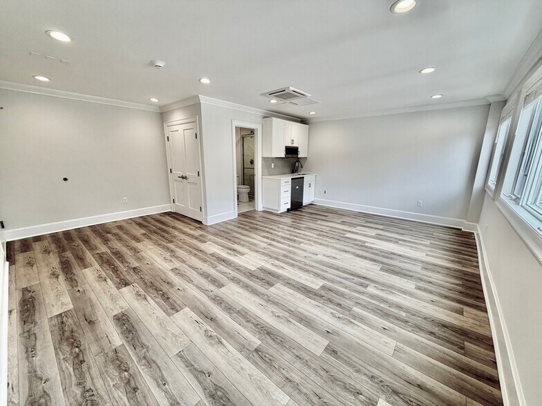 More Photos Of 522 E putnam Ave, Greenwich Freestanding For Lease