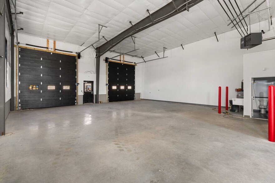 More Photos Of 170 Scott Swamp rd, Farmington Unknown For Lease