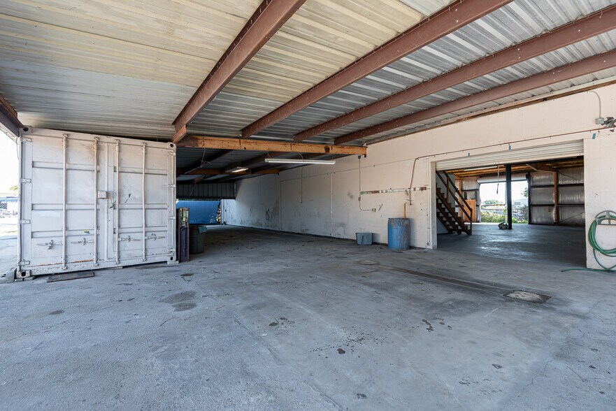 More Photos Of 420 NE 3rd Ave, Cape Coral Warehouse For Lease