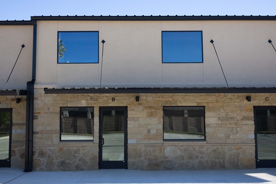 More Photos Of 720 S Bell Blvd, Cedar Park Warehouse For Lease