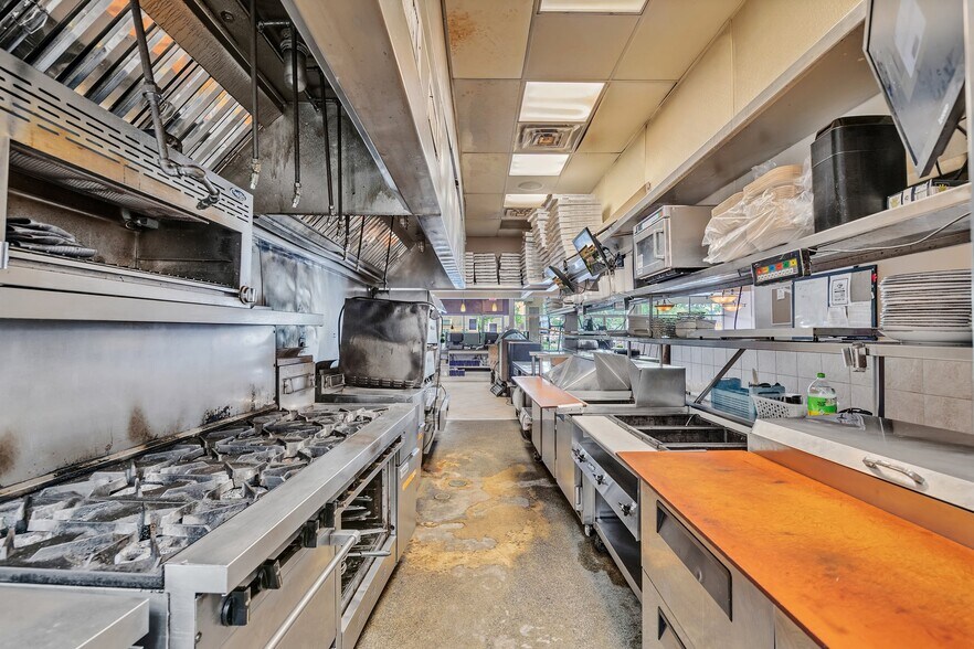 More Photos Of 1036 Volvo Pky, Chesapeake Freestanding For Sale