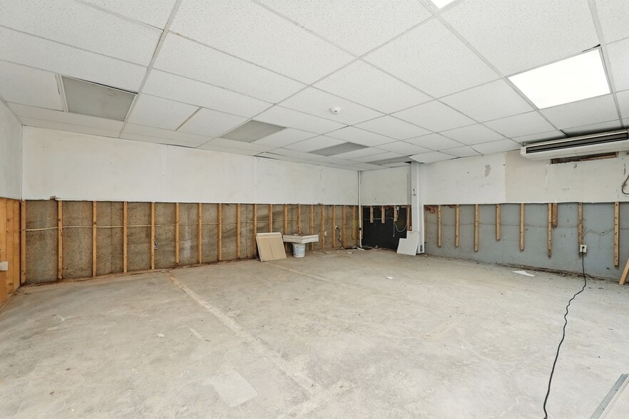 More Photos Of 185 West Ave, Ludlow Medical For Sale