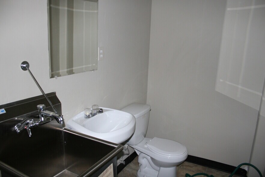 More Photos Of 12970 Branford St, Pacoima Warehouse For Lease