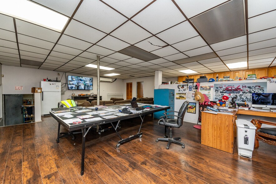 More Photos Of 335-337 E Jersey St, Elizabeth Distribution For Sale