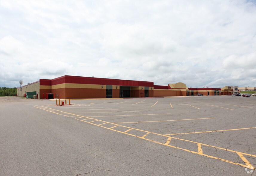 More Photos Of 990 W 41st St, Hibbing General Retail For Sale