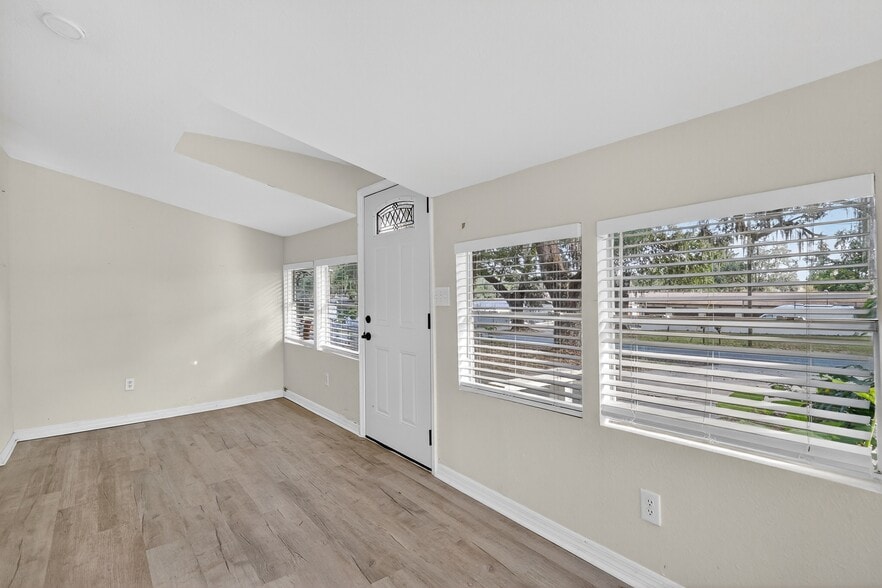 More Photos Of 111 E Lady Lake Blvd, Lady Lake Office For Lease