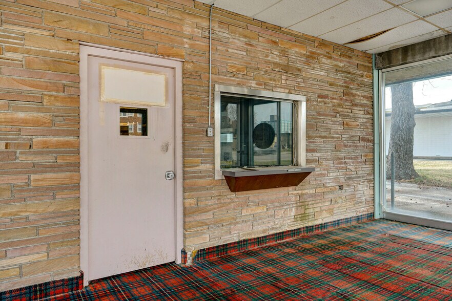 More Photos Of 532 E Walnut St, Springfield Freestanding For Sale