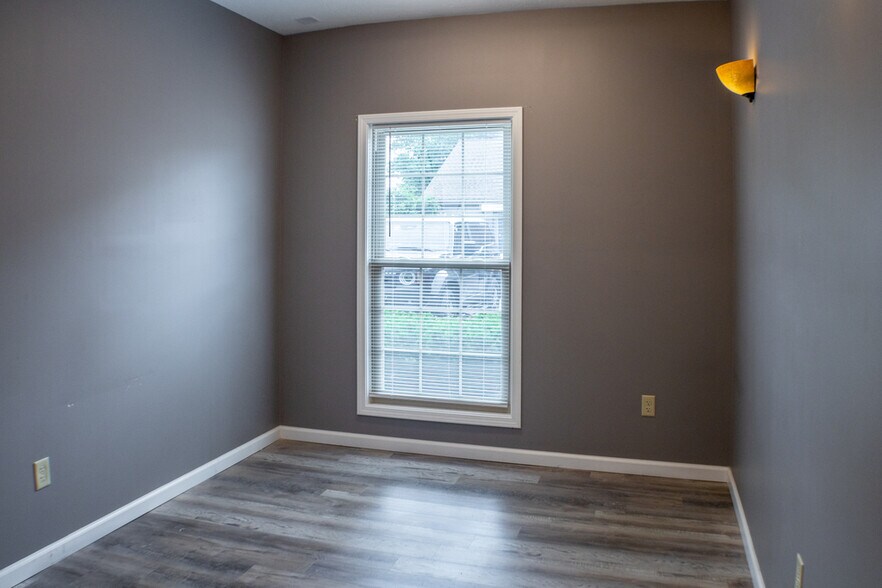 More Photos Of 2504 Veterans Memorial Pky S, Lafayette Office For Sale
