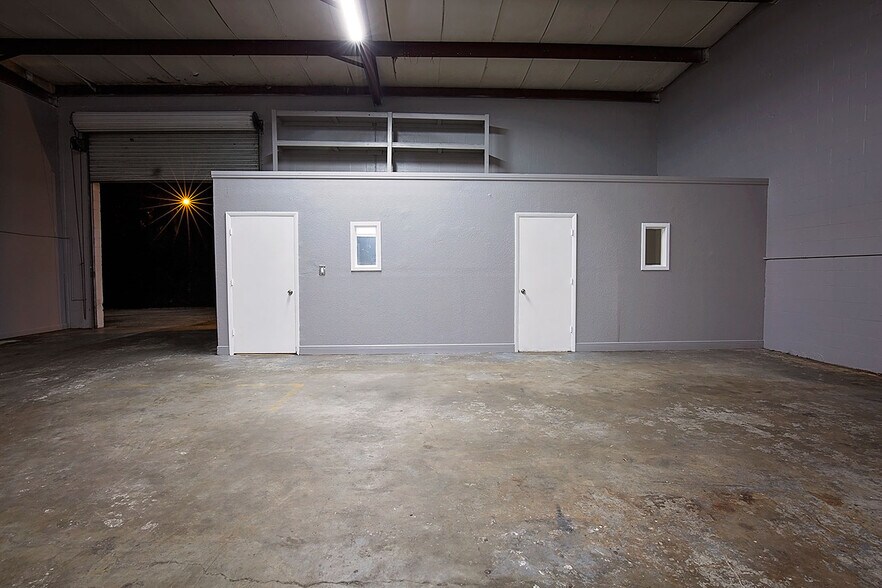 More Photos Of 1010 Park Ct, Safety Harbor Warehouse For Lease