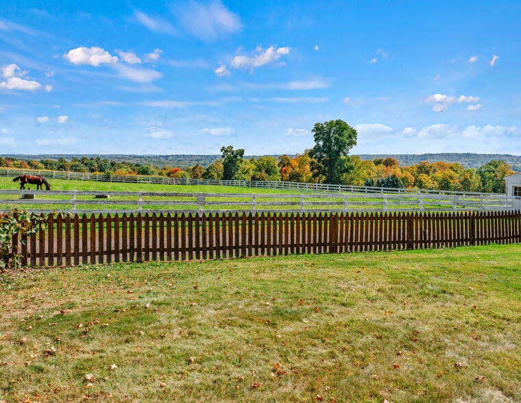 More Photos Of 14707 S Cheshire St, Burton Hotel For Sale