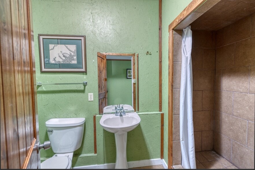 More Photos Of 49 Encino Dr, Concan Convenience Store For Sale