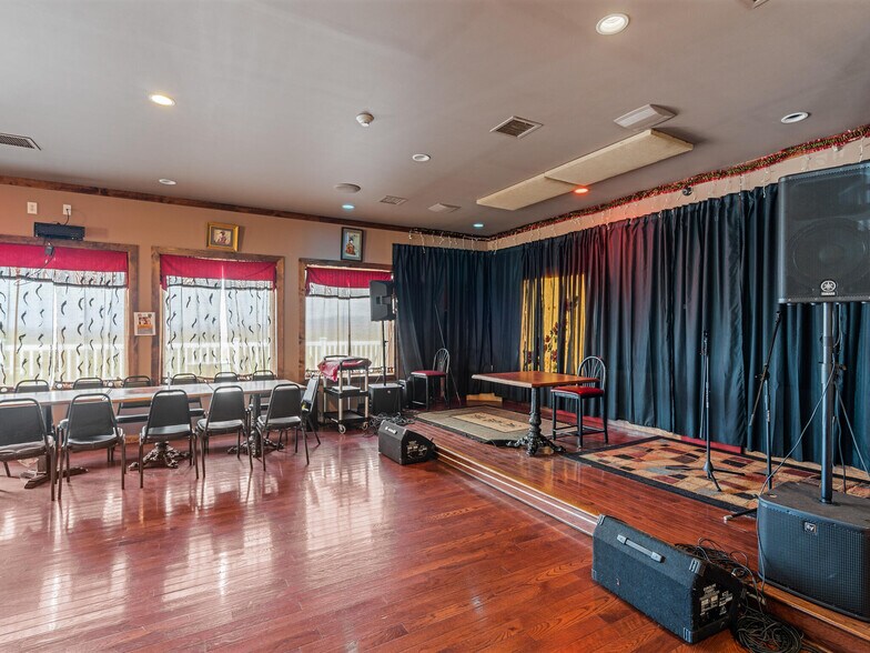 More Photos Of 1495 Farmington Ave, Pottstown General Retail For Sale