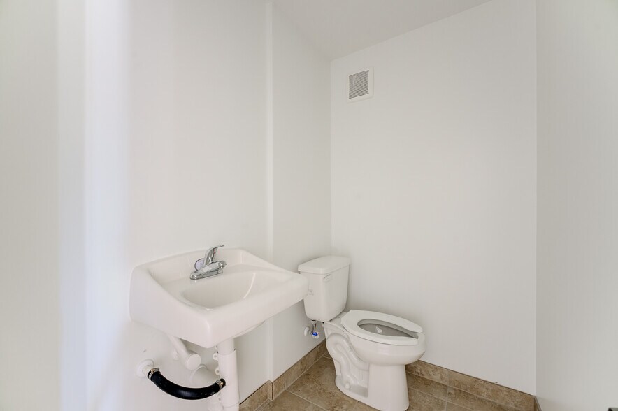 More Photos Of 10215 Papalote St, Houston Showroom For Lease