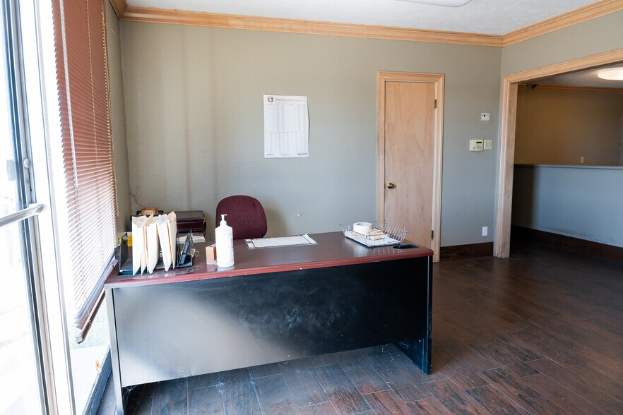 More Photos Of 1616 N Interstate 35 N, Lancaster Flex For Sale