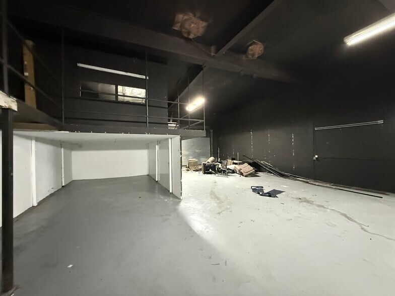 More Photos Of 93 Forrest St, Brooklyn Manufacturing For Lease