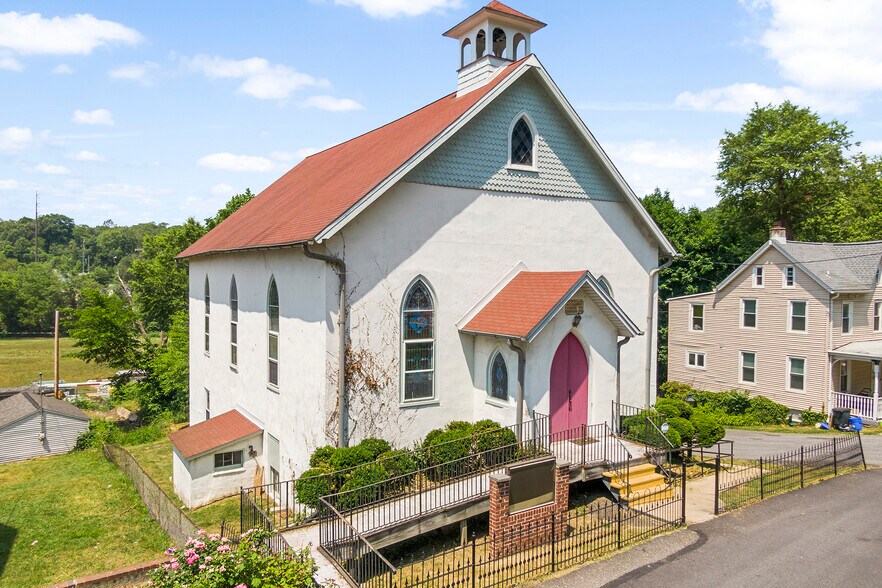 More Photos Of 2460 Mount rd, Aston Township Movie Radio TVStudio For Sale