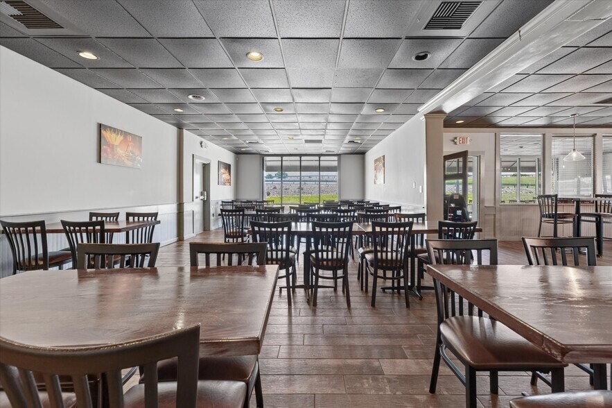 More Photos Of 4000 Fort Campbell Blvd, Hopkinsville Restaurant For Sale