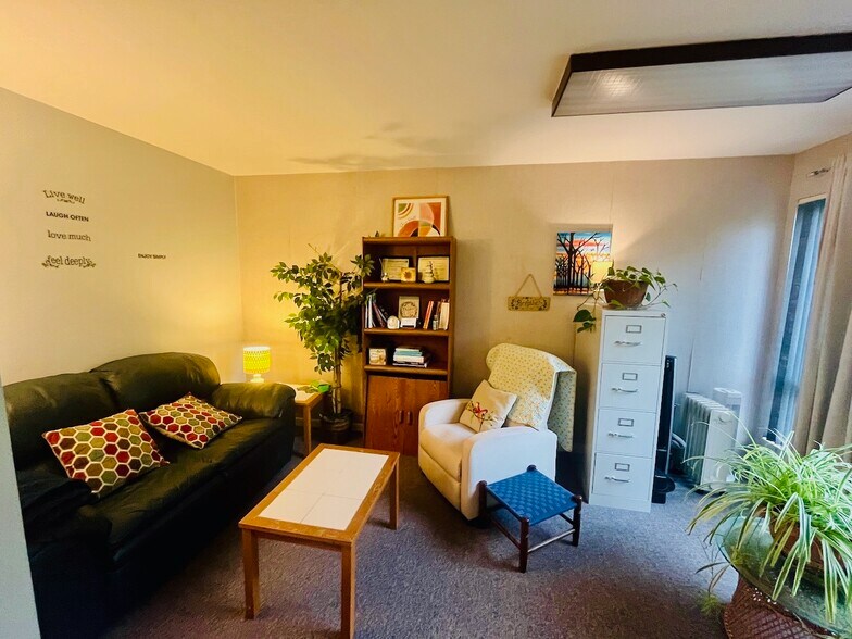 More Photos Of 567 Vauxhall St, Waterford Medical For Sale